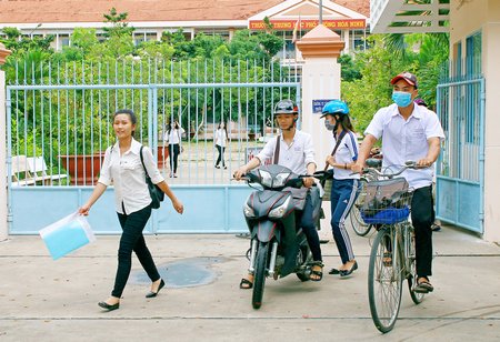Học sinh THPT Hòa Ninh lần đầu tiên được thi THPT quốc gia tại trường.