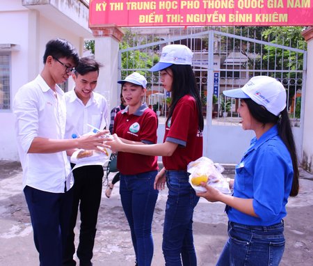 Sinh viên tình nguyện phát cơm, nước uống miễn phí cho các thí sinh.