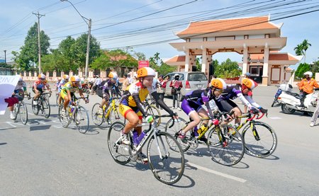 Các VĐV tranh tài tại mùa giải 2016, đi qua cổng Khu tưởng niệm Phạm Hùng (Long Hồ, Vĩnh Long).