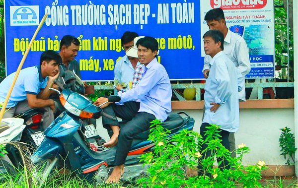 Phụ huynh đợi thí sinh trước cổng điểm thi THPT Phan Văn Hòa.