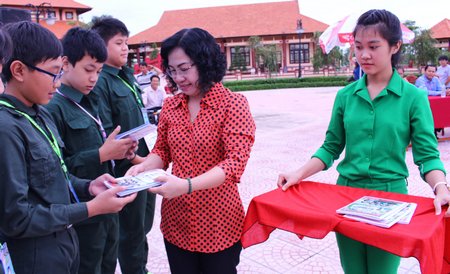 Trưởng Ban Dân vận Tỉnh ủy- Nguyễn Thị Minh Hạnh trao sổ nhật ký cho các chiến sĩ