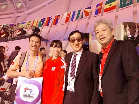 Thầy và trò cùng chúc mừng thành tích của Kim Tuyền nhận HCB thế giới. (Ảnh: Internet)