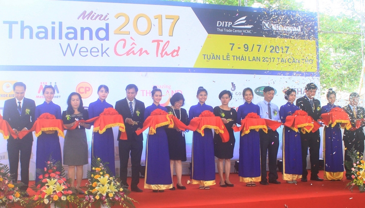 Các đại biểu cắt băng khai mạc hội chợ “Mini Thailand Week Cần Thơ 2017”
