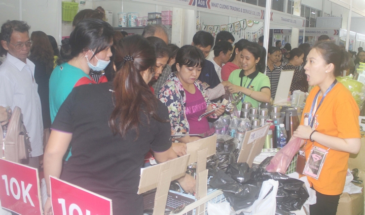 Hội chợ thu hút đông đảo khách tham quan, mua sắm trong ngày khai mạc.