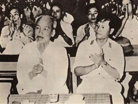 Chủ tịch Hồ Chí Minh và Đại tướng Nguyễn Chí Thanh tại Đại hội Đảng bộ Quân đội năm 1960. Ảnh: ANTG