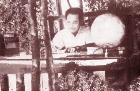 Đại tướng Nguyễn Chí Thanh làm việc tại chỉ huy sở Miền (B2) năm 1964. Ảnh: ANTG