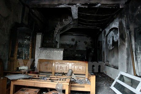 Ngôi nhà bên trong bị cháy đen, 4 người trong gia đình đã tử vong do ngạt khói. (Ảnh: PV/Vietnam+)