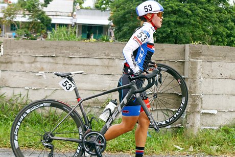  Cách đích đến 25km, tay đua Kang Hyungkyung bị bể vỏ xe, nhưng anh đã về đích hạng nhì.
