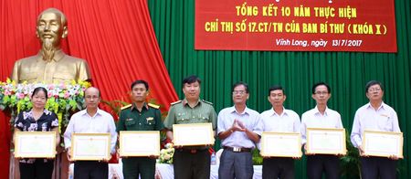 Phó Chủ tịch Thường trực UBND tỉnh- Lê Quang Trung trao bằng khen cho các cá nhân