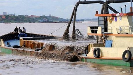 Một thuyền khai thác cát hoạt động trên sông Mekong ở Phnom Penh. Ảnh: AFP