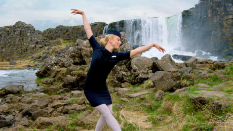 Nữ tiếp viên hàng không của Icelandair tạo dáng trên nền cảnh quan đặc trưng của Iceland. Ảnh: Sputnik News