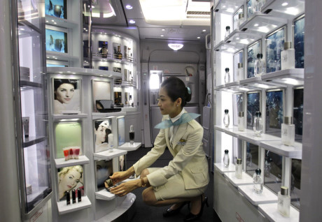 Nữ tiếp viên hãng hàng không Korean Air trên máy bay Airbus A380. Ảnh: Sputnik News