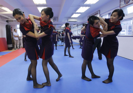 Tiếp viên hàng không Hong Kong Airlines có thể tự vệ và bảo vệ người khác vì biết võ thuật. Ảnh: Sputnik News
