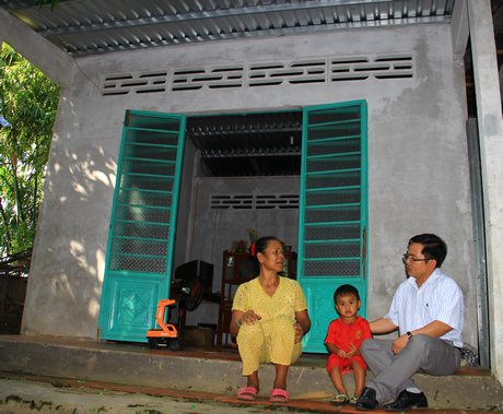 Việc hỗ trợ nhà ở đã giúp đời sống của đồng bào Khmer ổn định, yên tâm làm ăn để thoát nghèo. Trong ảnh: Bà Thạch Thị Cương (ấp Kỳ Son, xã Loan Mỹ) vui mừng trong căn nhà mới.
