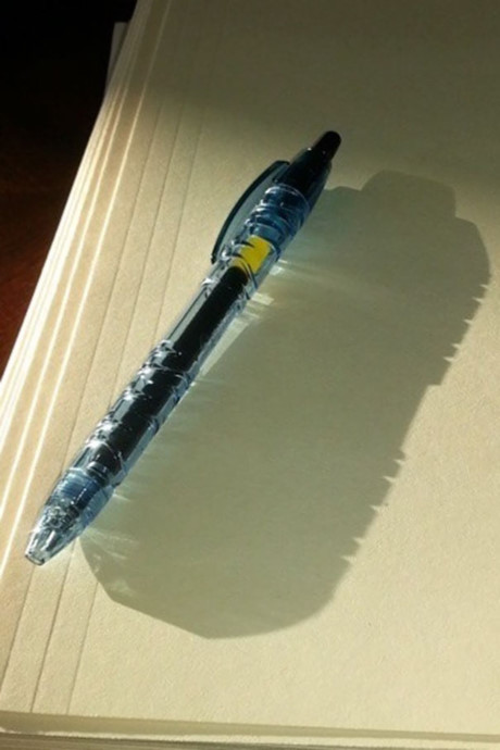 Chiếc bút bình thường, bé nhỏ có chiếc bóng đổ dài hệt như một chai nước khoáng. (Nguồn Bored Panda)