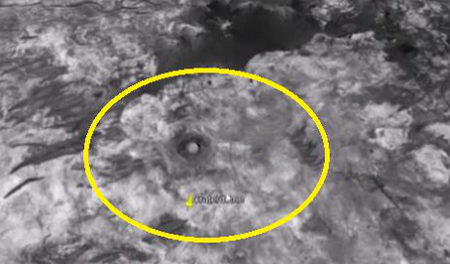 Theo đó, họ tin rằng mình đã phát hiện mái vòm đường kính 15m ở một miệng hố sao Hỏa với những đường ống lớn chạy ra từ bên trái. Nguồn ảnh: Dailymail.