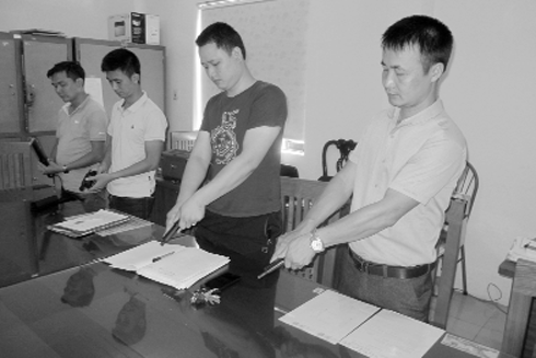 Việc chuẩn bị trang bị, vũ khí trước giờ đánh án được thiếu tá Nguyễn Văn Thới và các đồng đội thực hiện rất cẩn trọng