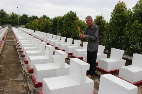 Chú Nguyễn Văn Tám thắp hương cho đồng đội ở Nghĩa trang Liệt sĩ huyện Trà Ôn. 