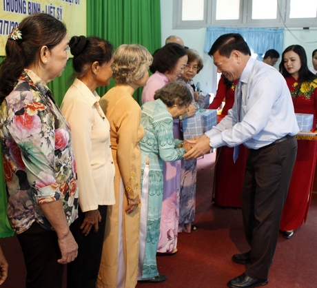 Bí thư Tỉnh ủy Trần Văn Rón trao quà cho các đại biểu dự họp mặt.