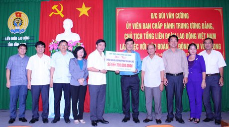 Chủ tịch Tổng LĐLĐ Việt Nam- Bùi Văn Cường trao quỹ “Tấm lòng vàng” cho LĐLĐ tỉnh 