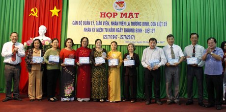 Ông Nguyễn Văn Quang- Phó Bí thư Tỉnh ủy, Chủ tịch UBND tỉnh và ông Nguyễn Bách Khoa- UVTV, Trưởng Ban Tuyên giáo trao quà cho các đại biểu.
