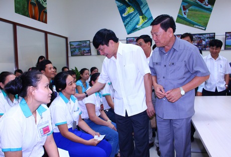 Chủ tịch Tổng LĐLĐ Việt Nam- Bùi Văn Cường và Bí thư Tỉnh ủy- Trần Văn Rón thăm hỏi công nhân có hoàn cảnh khó khăn