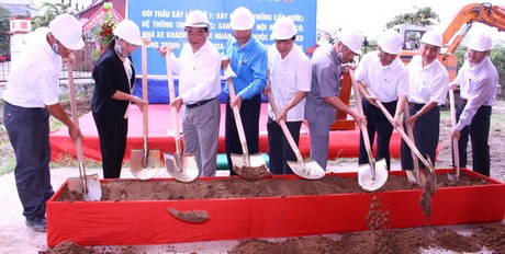 Dịp này, Chủ tịch Tổng LĐLĐ Việt Nam- Bùi Văn Cường cũng dự lễ khởi công gói thầu số 1 công trình Nhà Văn hóa lao động của tỉnh