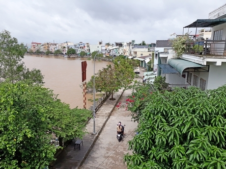 Kè chợ Bình Minh- một trong những công trình góp phần cho thị xã thêm khang trang và duyên dáng bên sông.