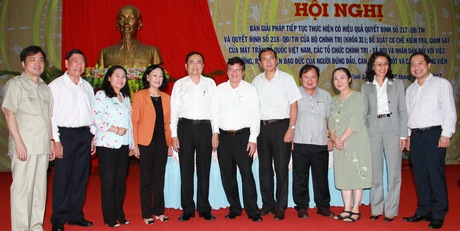 Đồng chí Trương Thị Mai (thứ tư từ trái sang) trao đổi với lãnh đạo các tỉnh, thành phía Nam tại hội nghị.