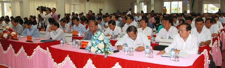 Các đại biểu tham dự hội nghị về giám sát và phản biện xã hội. 