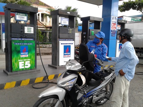 Khách hàng mua xăng E5 tại cửa hàng kinh doanh xăng dầu thuộc Công ty CP Dầu khí Mekong tại Vĩnh Long.