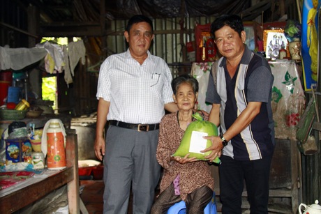 Hàng tháng, đại diện Chi bộ Khu 10B đến thăm bà Nguyễn Thị Ánh.