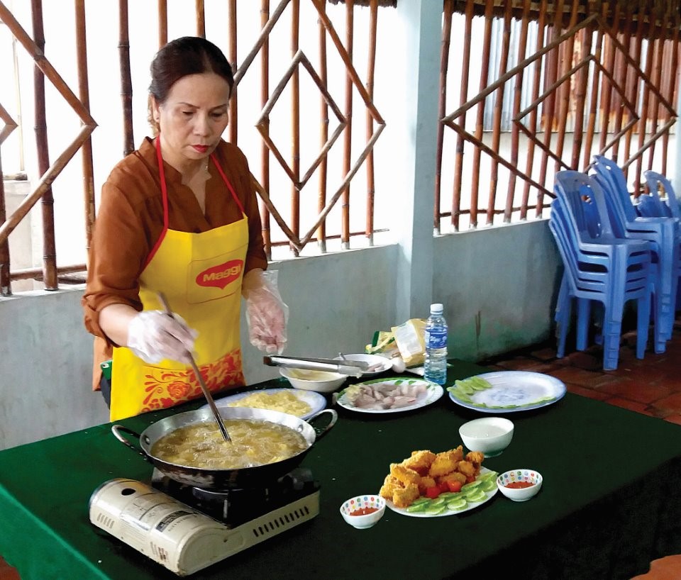 Món đặc sản cá khoai chiên bột của chị Võ Thuý Ái, Khóm 3, thị trấn Cái Đôi Vàm, huyện Phú Tân luôn hấp dẫn thực khách.Ảnh: THUÝ NGA