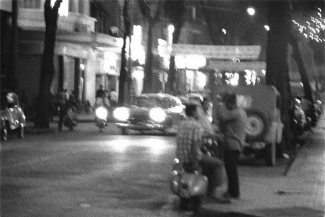 Xe cộ và người dân đi lại trên đường Tự do (nay đổi tên là đường Đồng Khởi) vào buổi tối năm 1966. Ảnh VT