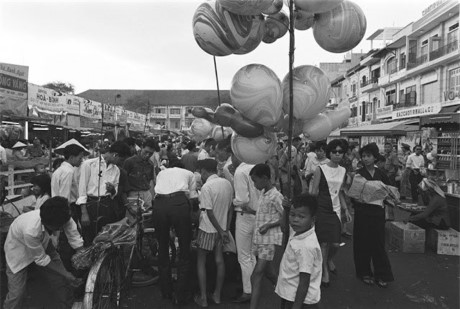 Chợ hoa Tết trên đường Nguyễn Huệ ngày 20/1/1966. Ảnh VT