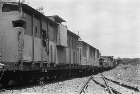 Tàu đường sắt đỗ tại một nhà ga ở Sài Gòn năm 1964. Ảnh VT