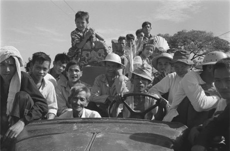 Những người nông dân chân chất ở miền nam Việt Nam cùng nhau ngồi lên xe tới tham gia hội làng. Ảnh chụp vào tháng 6/1968. Ảnh VT