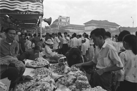 Không khí mua sắm trong dịp Tết ở chợ trung tâm Sài Gòn ngày 20/1/1966. Ảnh VT