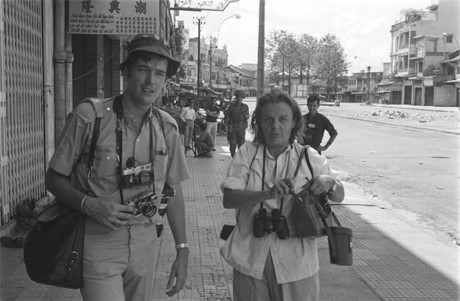 Hai phóng viên nước ngoài ở Sài Gòn. Ảnh VT