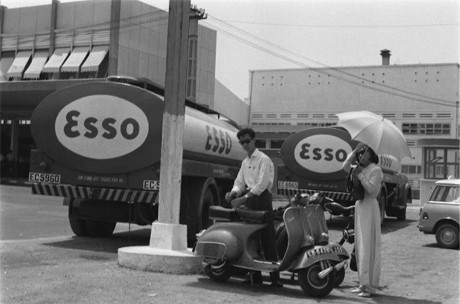Xe bồn chở xăng của hãng ESSO ở Sài Gòn năm 1968 (sân bay Tân Sơn Nhất ở phía trái). Ảnh VT