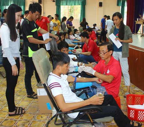 Đông đảo sinh viên Trường ĐH Cửu Long tham gia hiến máu thông qua Facebook của Đoàn trường.