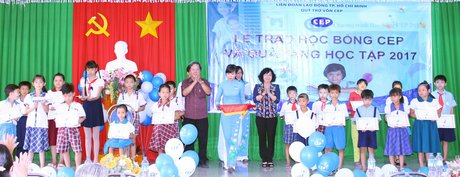Ông Nguyễn Huy Cận- Chủ tịch HĐQT Quỹ CEP và bà Nguyễn Thị Minh Hạnh- Trưởng Ban Dân vận Tỉnh ủy trao học bổng cho các em học sinh