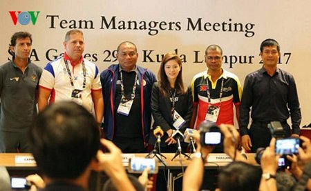 HLV Hữu Thắng cùng các đồng nghiệp tại buổi họp kỹ thuật trước khi môn bóng đá nam tại SEA Games 29 khởi tranh. 
