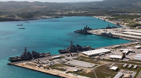 Tàu hải quân neo đậu tại căn cứ hải quân Mỹ ở cảng Apra, Guam. Ảnh: Reuters