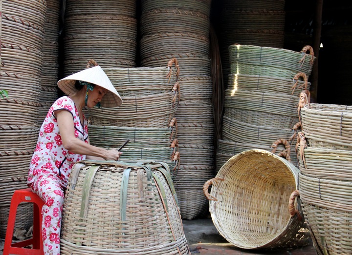 Đây là hình ảnh hết sức quen thuộc tại làng nghề đan cần xé ở Phường 2, TP Vĩnh Long. Người phụ nữ này có thể kiếm được hơn 100.000 đ/ngày.