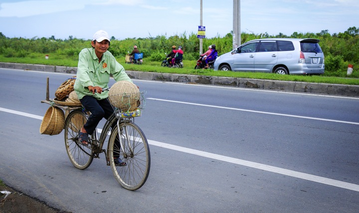 Trên chiếc xe đạp cũ kĩ người đàn ông này lại rong ruỗi khắp các tuyến đường từ thị thành đến nông thôn để bán các vật dụng gia đình bằng tre kiếm thêm thu nhập.