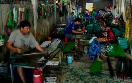 Bà con làng nghề đan lưới Thơm Rơm tất bật sản xuất ngư cụ đảm bảo đủ cung ứng cho thị trường mùa lũ.