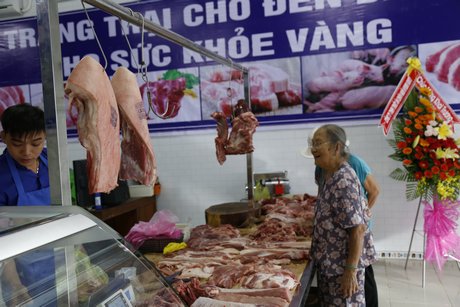 Cửa hàng bán thịt heo an toàn của ông Nguyễn Minh Hải khai trương sáng 17/8/2017.