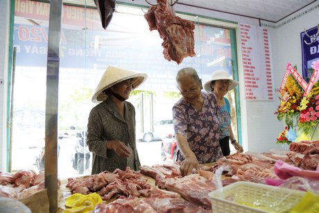 Nhiều người đến mua thịt tại cửa hàng vì giá cả tương đương với giá tại các chợ.