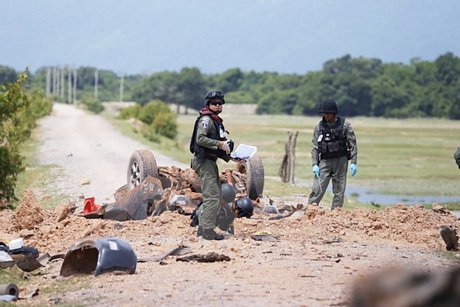Binh sĩ Thái Lan điều tra tại hiện trường vụ đánh bom nhằm vào lực lượng tuần tra tại tỉnh Pattani, miền nam Thái Lan ngày 19/6. (Nguồn: AFP/TTXVN)